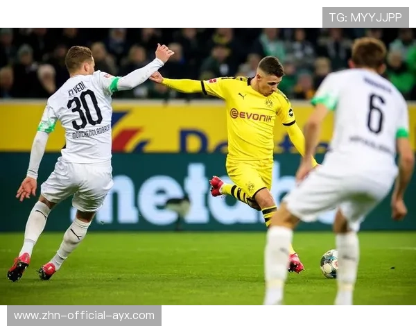 足球德甲远距离吊射击中立柱弹入门线